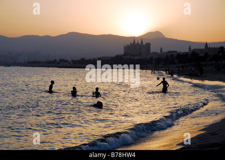 Strand, Platja de Can Pere Antoni, Portixol und Sonnenuntergang hinter der Kathedrale La Seu, Palma De Mallorca, Balearen, Medite Stockfoto