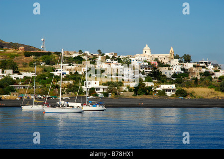 Segelboote verankert in einem weißen Dorf auf der Insel Stromboli, Vulkan Stromboli, Äolischen oder Liparischen Inseln, Tyrrhenischen Meer, Si Stockfoto