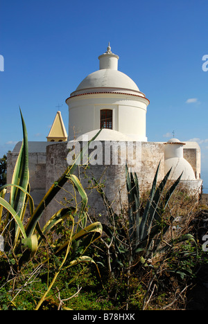 Kirche in das weiße Dorf auf der Insel Stromboli, Äolischen oder Liparischen Inseln, Sizilien, Süditalien, Italien, Europa Stockfoto