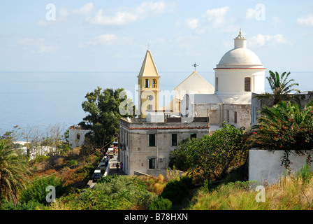 Kirche mit Blick aufs Meer in das weiße Dorf auf der Insel Stromboli, Äolischen oder Liparischen Inseln, Tyrrhenischen Meer, Sizilien, Sout Stockfoto