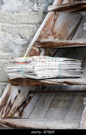 Stapel Zeitungen auf Holztreppe, Nahaufnahme Stockfoto