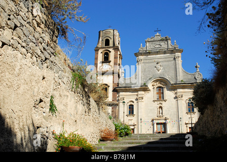 Fassade der Kathedrale San Bartolomeo auf dem Burgberg der Stadt Lipari auf Lipari Insel, Äolischen oder Liparischen Inseln, Stockfoto