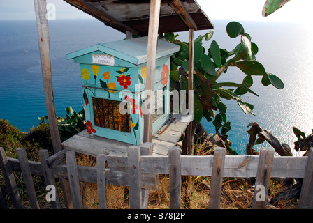 Bienenhaus mit Blick aufs Meer, Steilküste am Capo Vaticano, Ricadi, Kalabrien, Tyrrhenischen Meer, Süditalien, Italien, Europa Stockfoto