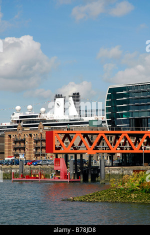 Moderne Architektur am Wasser: das Luxor Theater vor das neue Kreuzfahrtschiff MS Eurodam aus Holland-Amerika-Lijn, Stockfoto