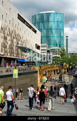 Beurstraverse Einkaufszentrum, auch bekannt als Koopgoot, vor dem World Trade Center, WTC, ein Turm mit einer Glasfassade an Stockfoto