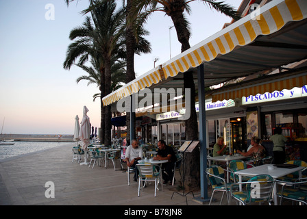 Bar Cafe Restaurant an der Promenade am Abend Licht, eine Terrasse mit Palmen und Meer in Can Pastilla, Mallorca, B anzeigen Stockfoto