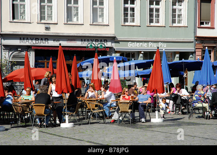 Bar-Café-Restaurant-Terrassen, Gäste, bunte Sonnenschirme auf dem Marktplatz-Platz im Sommer Altstadt, Heidelberg, Hals Stockfoto