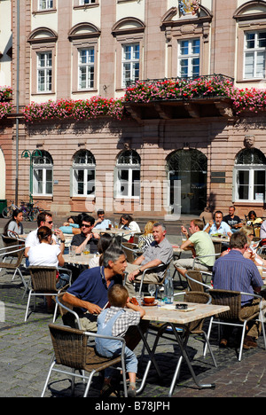 Bar-Café-Restaurant-Terrasse, Gäste, am Marktplatz Platz im Sommer, in den Rücken der Fassade des Rathauses, historische cent Stockfoto