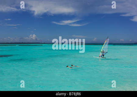 Windsurfer und Schnorchler, Full Moon Resort, Malediven, Indischer Ozean Stockfoto