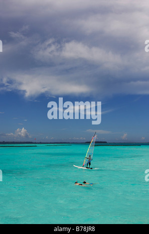 Windsurfer und Schnorchler, Full Moon Resort, Malediven, Indischer Ozean Stockfoto