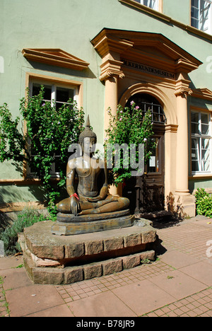 Buddha-Statue vor dem ethnologischen Museum im historischen Zentrum von Heidelberg, Neckartal, Baden-Württemberg, Keim Stockfoto