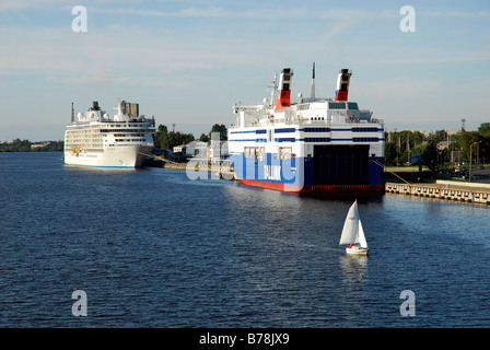 Düna Fluss mit Schiffen, wie aus der Vansu kippt Brücke, Riga, Lettland, Baltikum, Nordosteuropa Stockfoto