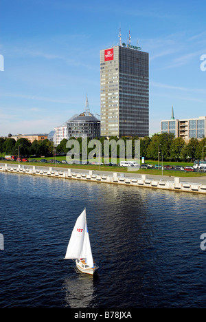 Düna Fluss mit einem Segelboot, wie aus der Vansu kippt Brücke auf die Parex Banka, Riga, Lettland, baltischen Staaten, Northea Stockfoto