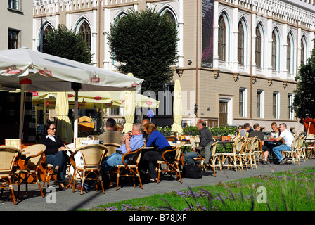 Bar-Café-Restaurant-Terrasse in der Meistaru Iela Straße auf Livu Laukums Platz, im historischen Zentrum Vecriga, in den Rücken der Stockfoto