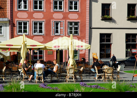 Bar-Café-Restaurant-Terrassen in der Meistaru Iela Straße auf dem Livu Laukums Platz im historischen Zentrum Vecriga Riga, Latv Stockfoto