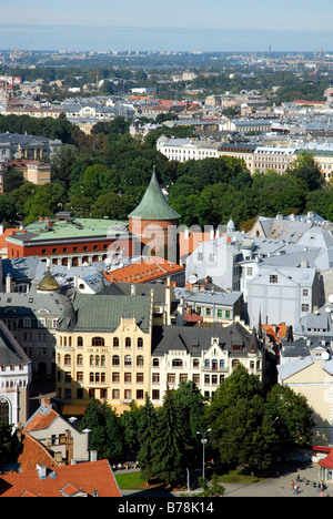 Blick vom St.-Petri Kirche Sv. Petera Baznica, über den Pulverturm, Pulverturm, in der Altstadt Vecriga, Ri Stockfoto