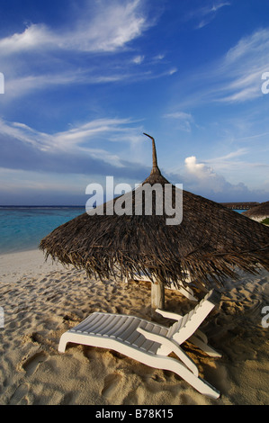Sonnensegel am Strand Laguna Resort, Malediven, Indischer Ozean Stockfoto
