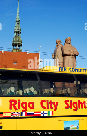 Tour-Bus vor dem Denkmal zu Ehren des Lettischen Gewehrschützen Strelnieku Laukums Square und St.-Petri Dom, Sv. Stockfoto