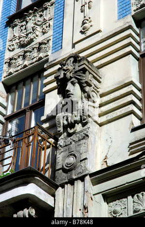 Jugendstil-Fassade mit Skulpturen von Gesichtern in Alberta Iela Straße, Riga, Lettland, Baltikum, Nordosteuropa Stockfoto
