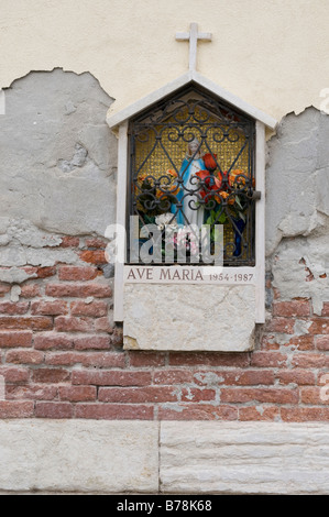 Italien, Venedig, Statue der Maria an der Wand eines Gebäudes Stockfoto