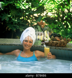 Frau entspannt im Spa Whirlpool. Stockfoto