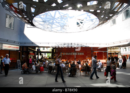 Fuenf Hoefe, fünf Höfe, mehreren exklusiven Einkaufspassagen, kugelförmige Kunstinstallation, vor der Terrasse des C Stockfoto