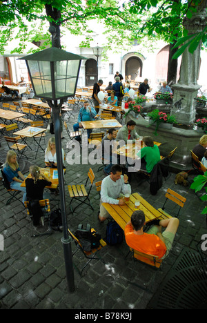 Biergarten im Innenhof des Hofbrauhaus am Platzl Quadrat, Altstadt, Altstadt, München, Bayern, Oberbayern, Ge Stockfoto