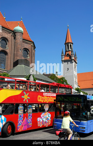 Stadtrundfahrt für Touristen, Busverkehr auf dem Viktualienmarkt zu vermarkten, in den Rücken den Turm des alten Rathauses, historische Stadt Stockfoto