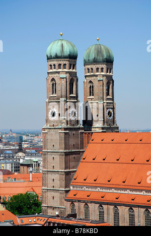 Die Türme der Frauenkirche, Blick vom Turm der St. Peter Church, Kirche St. Peterskirche, historische Stadt centr Stockfoto