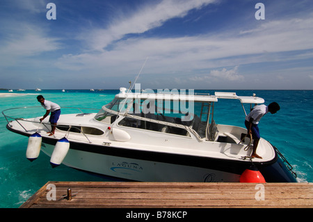 Taxi-Boot an der Anlegestelle in Laguna Resort, Malediven, Indischer Ozean Stockfoto