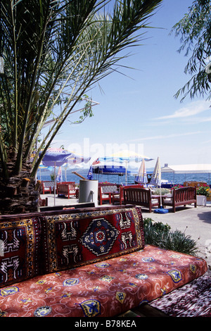 Seepromenade am See Koeycegiz, Café-Terrasse mit Palmen, Koeycegiz im Provinz Mugla, Türkei Stockfoto