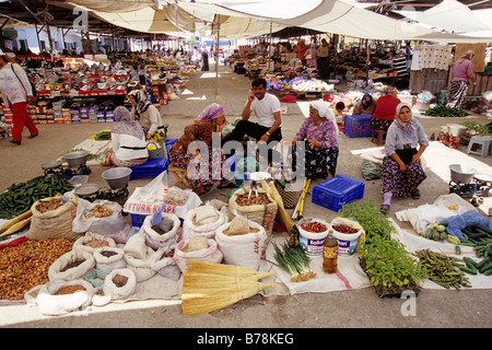 Gemüsehändler auf einem Markt, Koeycegiz im Provinz Mugla, Türkei Stockfoto