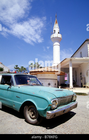 Altes Auto vor einer Moschee, Ford Falcon errichtet in den sechziger Jahren, Koeycegiz, Provinz Mugla, Mittelmeer, Türkei Stockfoto