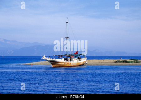 Yacht auf der Insel Strand Yassica Adalari, Bucht von Fethiye, Provinz Mugla, Mittelmeer, Türkei Stockfoto