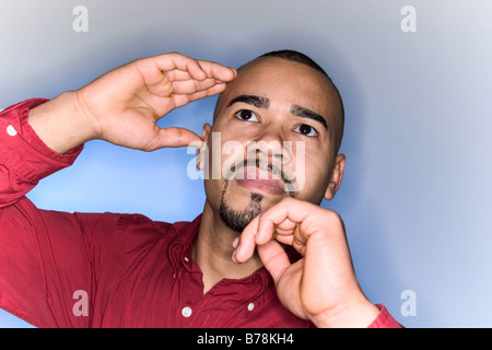 Nahaufnahme eines Jünglings Hispanic, mit einem Schnurrbart und Bart, posieren.  -MODELL VERÖFFENTLICHT. Stockfoto