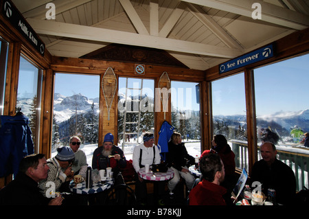 Ski-Fanatiker in Guiseppes Restaurant, Black Iron Bowl im Skigebiet Telluride, Colorado, USA, Nordamerika Stockfoto