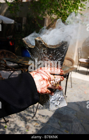 Hand mit Henna-Painting Räucherstäbchen-Halter, Dubai, Vereinigte Arabische Emirate, Naher Osten Stockfoto