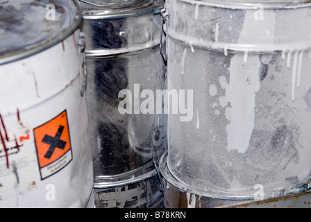 Warnschild am Metallic Eimer, close-up zu malen Stockfoto