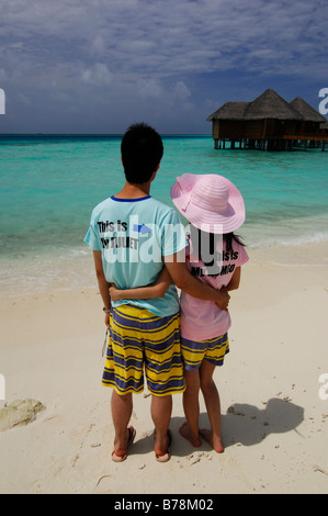 Japanische Flitterwochen am Strand tragen, Romeo und Juliet T-shirts auf Baros Resort, Malediven, Indischer Ozean Stockfoto