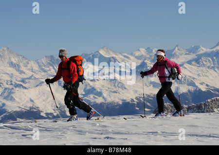 Ski Bergsteigern, Les Diableretes, Ski Gebiet Glacier 3000, Gstaad, West-Alpen, Berner Oberland, Schweiz, Europa Stockfoto