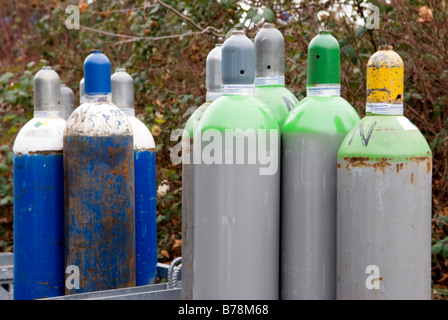 Gruppe von rostigen nachfüllbare Metall Gasflaschen Stockfoto