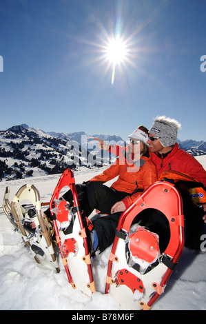 Schneeschuh-Wanderer in Zweisimmen, Rueblihorn, Gummfluh, Saanenland, Gstaad, Westalpen, Berner Oberland, Schweiz, Europa Stockfoto