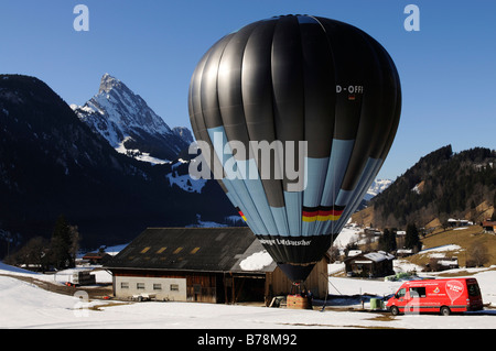 Heißluft-Ballon vor dem start in Gstaad, Westalpen, Berner Oberland, Schweiz, Europa Stockfoto
