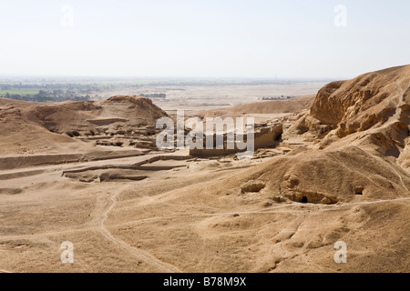 Blick über die thebanischen Berge am Westufer des Nils, mit Blick auf Deir el Medina und ptolemäischen Tempel, Luxor, Ägypten Stockfoto