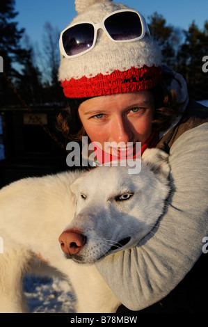 Frau mit Husky auf einem Schlitten Hund-Tour in der Nähe von Melkefoss, Finnmark, Lappland, Norwegen, Skandinavien, Europa Stockfoto