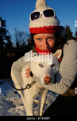 Frau mit Husky auf einem Schlitten Hund-Tour in der Nähe von Melkefoss, Finnmark, Lappland, Norwegen, Skandinavien, Europa Stockfoto