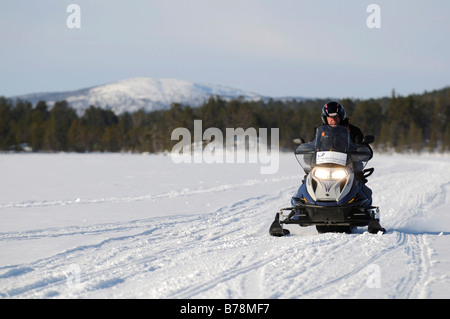 Schneemobil-Tour am Inari-See, Inari, Lappland, Finnland, Europa Stockfoto