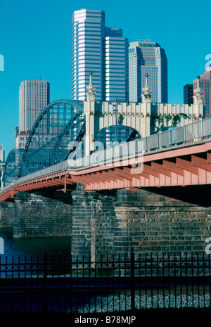 Brücke über den Monongahela Fluss in Pittsburgh, PA Stockfoto