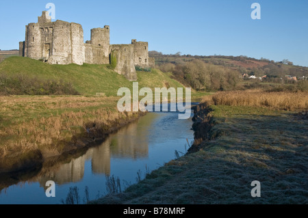 Kidwelly Cydweli Burg Carmarthenshire spiegelt sich in den Fluss Gwendraeth Stockfoto