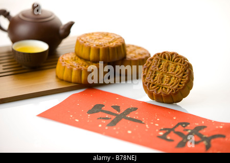 Nahaufnahme eines Teeservices Mooncakes und chinesischen Skripte für mid-Autumn festival Stockfoto